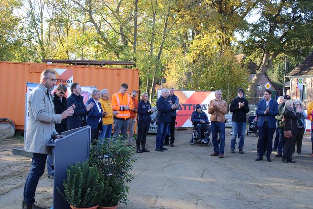 Bürgermeister Jörg Kraus bei seiner Ansprache vor geladenen Gästen und Bürgern aus der Region | Foto: ce