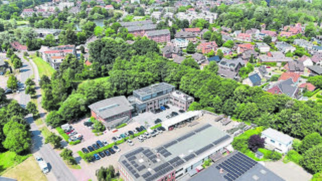 Drohnenbild vom Firmengelände mit Alt- und Neubau | Foto: KFP