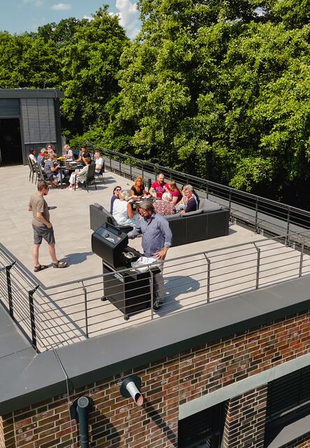 Die Mitarbeiter auf der Dachterrasse | Foto: KFP