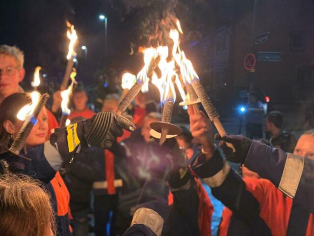 Ein imposantes Bild: Laternelaufen im Fackelschein.  | Foto: Freiwillige Feuerwehr Wiepenkathen 