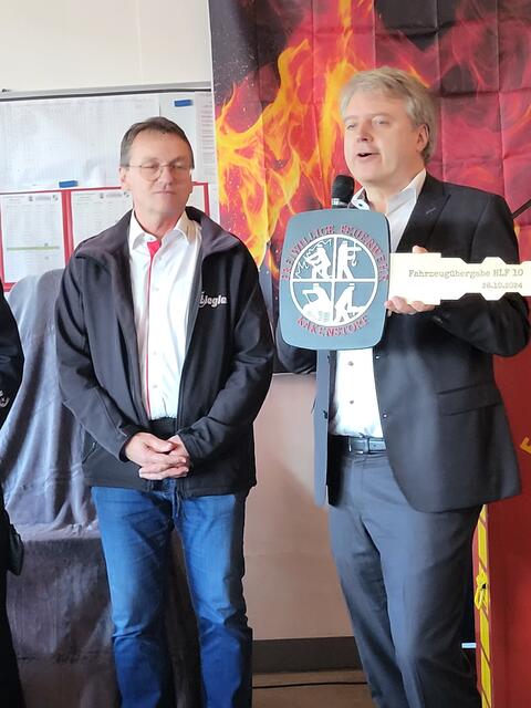 Samtgemeindebürgermeister Dr. Peter Dörsam freut sich über den Schlüssel für das neue HLF in Kakenstorf, den er aber gleich weiter reichte | Foto: sh