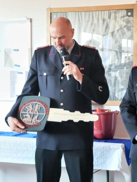 Kakenstorfs Ortsbrandmeister Christoph Strehlke mit dem Schlüssel für das neue HLF | Foto: sh