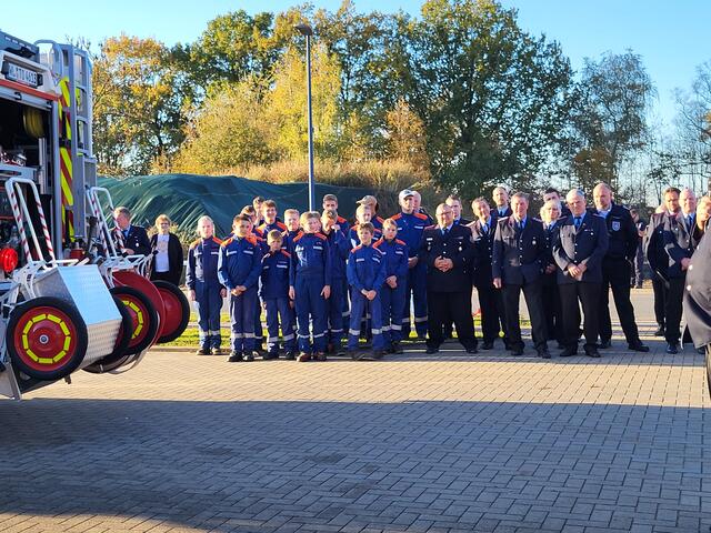 Die gesamte Kakenstorfer Feuerwehr - auch die Allerjüngsten - waren begeistert vom neuen Fahrzeug | Foto: sh