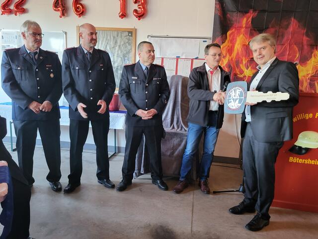 Samtgemeindebürgermeister Dr. Peter Dörsam (re) erhält nach langer Planungs- und Bauzeit den heißersehnten Schlüssel für das neue HLF in Kakenstorf von Norbert Blanke, Vertriebsleiter der Fa. Ziegler (2. von rechts) | Foto: sh