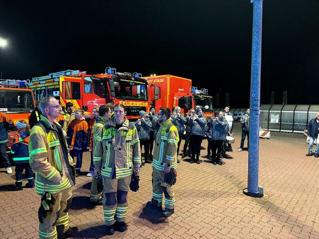 Dass die Wiepenkathener Einsatzkräfte den Laternenumzug begleiten, hat bereits Tradition.  | Foto: Freiwillige Feuerwehr Wiepenkathen 