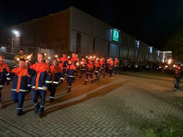 Die Jugendfeuerwehr führt den Umzug an, gefolgt vom Spielmannszug. | Foto: Freiwillige Feuerwehr Wiepenkathen 