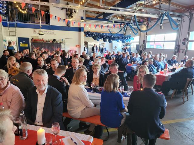 Volles Haus in Kakenstorf! Mit einer ganz besonderen Feier wurde die Ankunft des neuen HLF bei der Freiwilligen Feuerwehr Kakenstorf gefeiert | Foto: sh