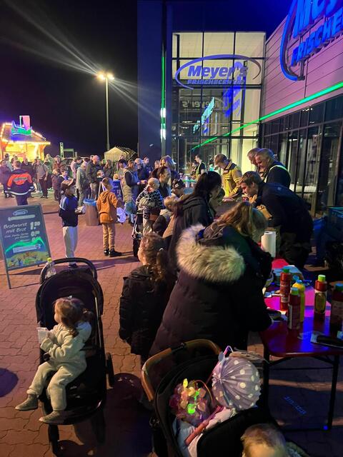 Viel los beim Laternenumzug von Meyer's Frischecenter Marktkauf Stade. | Foto: Freiwillige Feuerwehr Wiepenkathen 