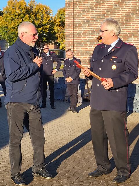 Jörg Steffen (li), stellvertretender Vorsitzender des Fördervereins der Feuerwehr Kakenstorf übergab auch noch einen Schlüssel an Gerätewart Holger Matthies | Foto: sh