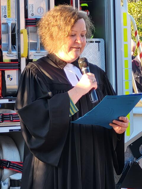 Pastorin Annette Seifert  segnete das neue Fahrzeug | Foto: sh