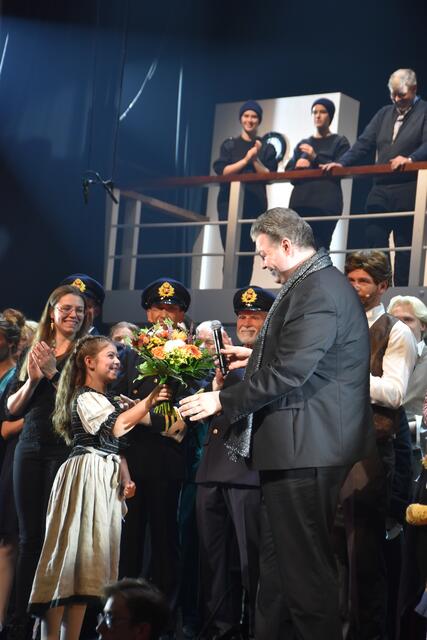 Blumen für Regisseur Nils Schwarzenberg | Foto: Axel-Holger Haase