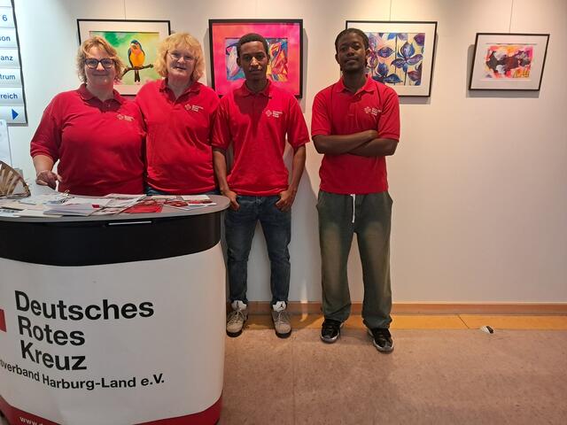 Das integrative Kunstprojekt "Kunstbäckerei" hat im Treppenhaus eine Ausstellung eröffnet: Yvonne Reissbero-Lippe (v. li.), Britta Haidar, Hassan Shema und Boniface Rukundo | Foto: Anika Werner