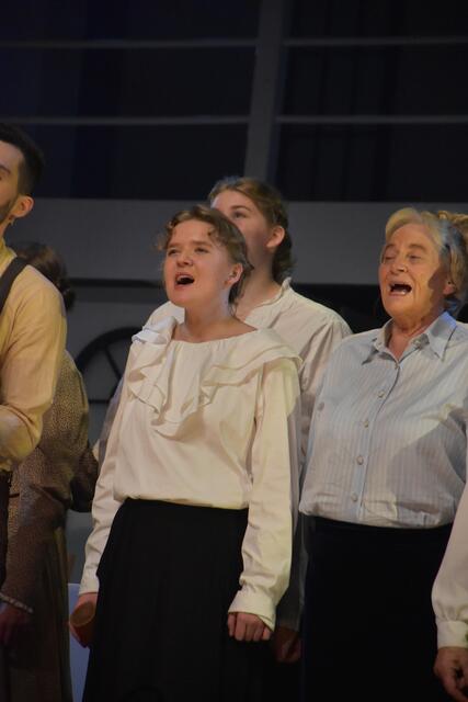 Sofie Brunke (Mitte) spielte die Rolle eine Passagierin der dritten Klasse und sang hervorragend | Foto: Axel-Holger Haase