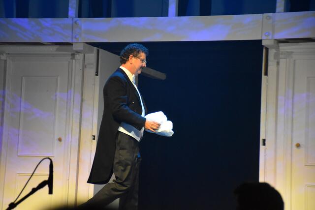 Ein Stück des Eisbergs ist an Bord gelandet und wird zur Bar getragen ... | Foto: Axel-Holger Haase