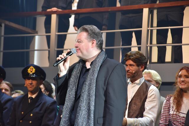 Nils Schwarzenberg (Regie und künstlerische Leitung) bedankte sich bei dem Team und war fast (!) ein wenig sprachlos | Foto: Axel-Holger Haase