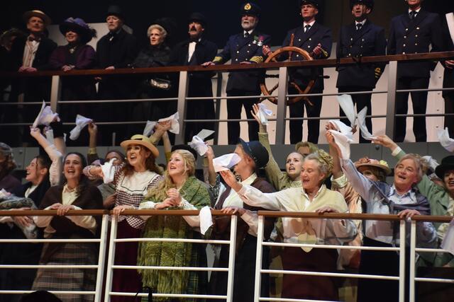 Zum Abschied werden die Taschentücher geschwungen | Foto: Axel-Holger Haase