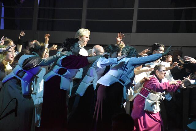 Kampf um einen Platz auf einem Rettungsboot | Foto: Axel-Holger Haase