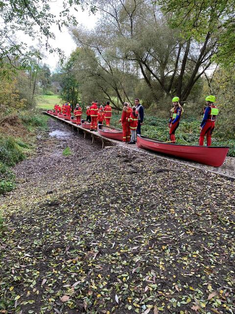 Das Jugend-Einsatz-Team wartete auf dem neu gebauten Steg auf ihren Einsatz | Foto: DLRG Hollenstedt