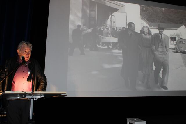 Tommy Smidt unternehm bei der Feier zum 35. Geburtstag des Museums einen Streifzug durch die Historie: Hier ein Foto u.a. mit Rolf Meyer (li.) und Hilde Knef | Foto: pöp
