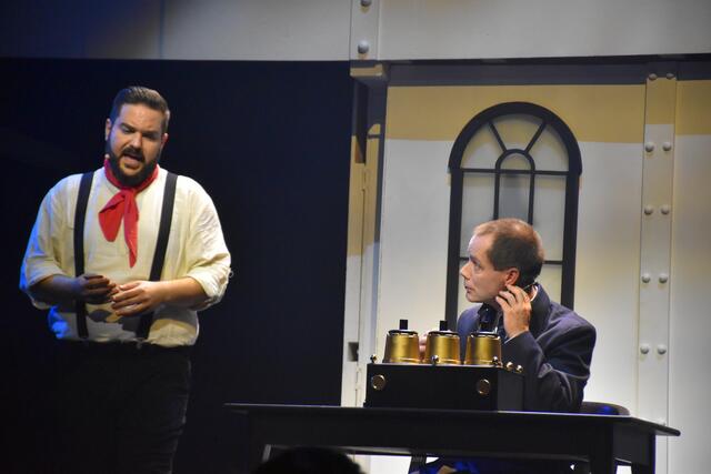 Gespräch zwischen Funker Harold Bride (re., Sascha Hohn) und dem Heizer  Frederick Barrett (David-Marc Burchert) | Foto: Axel-Holger Haase