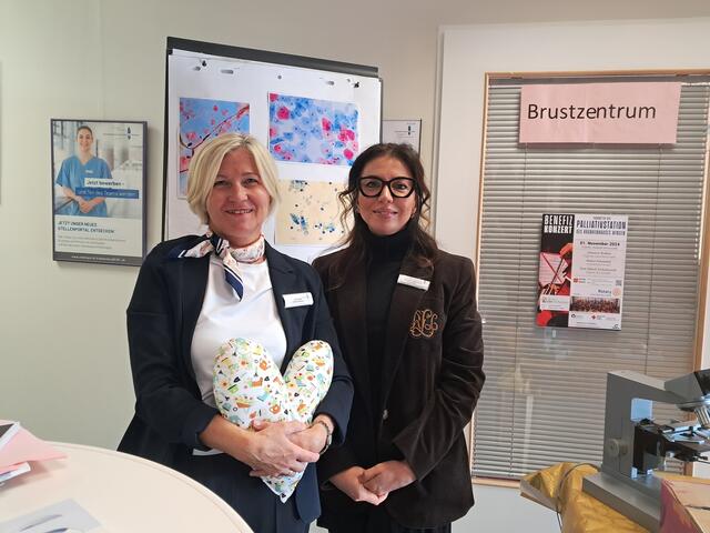 Stationsleitung Ela Klisz und Assistenzärztin Zeynab Karimova aus dem Brustzentrum wiesen auf die monatliche Selbstuntersuchung hin | Foto: Anika Werner