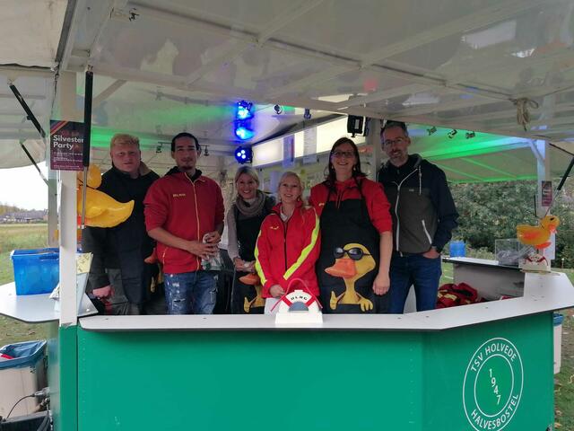 Das Bierwagenteam | Foto: DLRG Hollenstedt