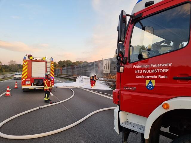 Die Aufräumarbeiten durch die Straßenmeisterei dauerten bis spät in den Abend. | Foto: Feuerwehr Rade