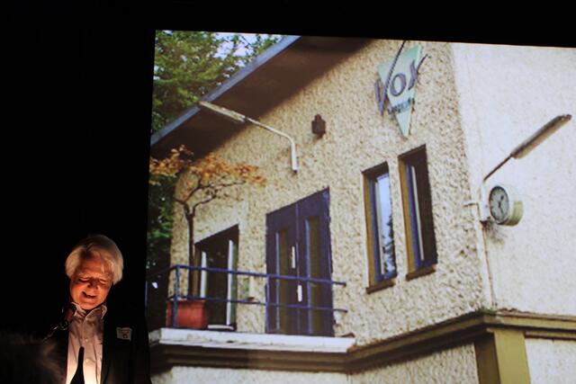 Bernd Beierstorf erinnerte an die Zeit, als die Uhr noch an der Fassade der damaligen Vox Klangstudios gehangen hatte | Foto: pöp