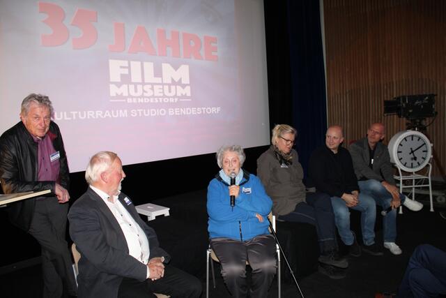 Talkrunde: Tommy Smidt moderierte das Gespräch zwischen Zeitzeugin Monika Götz und dem ehemaligen Bendestorfer Bürgermeister Peter Brink | Foto: pöp