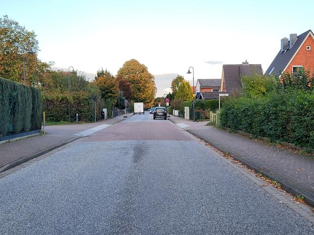 Die Freudenthalstraße in Tostedt ist eine 30er-Zone, trotzdem hat sie an dieser Kreuzung tatsächlich Vorfahrt | Foto: sh