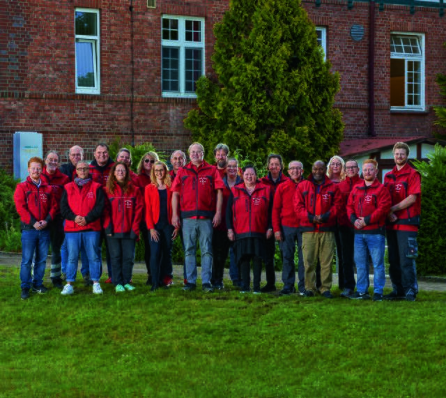 Ein super Team, sagt der Chef, der diese Bezeichnung gar nicht so mag: Bei Dirk Isselbächer (vorne, 5. v. li.) arbeiten viele Teilzeitkräfte und Quereinsteiger | Foto: Friedhelm Ott