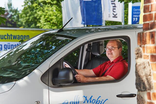 Dirk Isselbächer in einem seiner Fahrzeuge | Foto: Friedhelm Ott