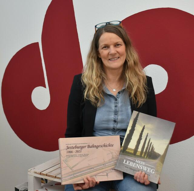 Andrea Slabon präsentiert zwei Bücher, die von der Firma DP Druck hergestellt wurden. Die Buchherstellung ist eine Spezialität der Firma  | Foto: Axel-Holger Haase