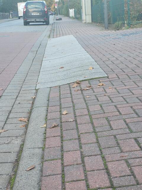 Die abgesenkte Bordsteinkante signalisiert, dass die Straße von rechts kommend keine Vorfahrt hat | Foto: sh