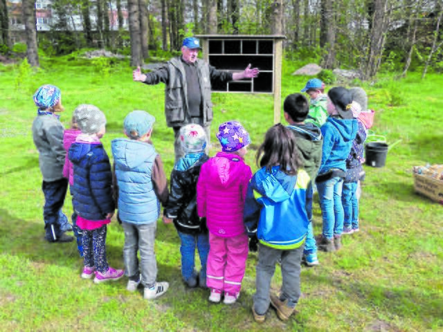 Streuobst-Pädagoge Bernd Unglaub baut mit Kindergarten-Kindern Insektenhotels für den Friedhof | Foto: Heike Hellwege