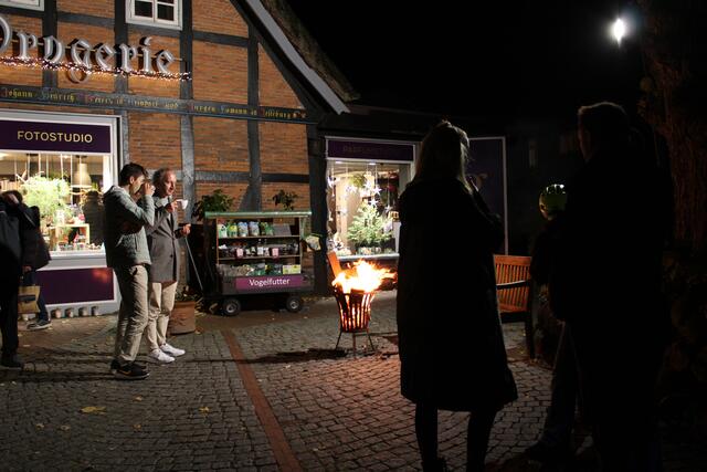 Feuerkorb gegen trübe Novemberstimmung, hier vor der Jesteburger Drogerie  | Foto: pöp