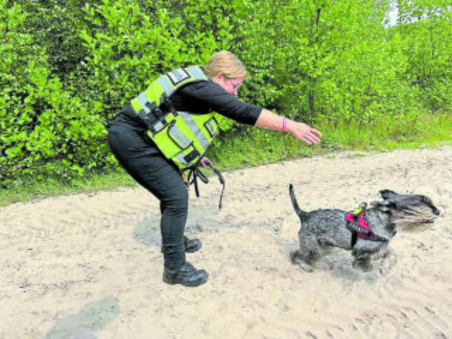 WOCHENBLATT-Redakteurin Gabriele Pöpleu mit ihrer Hündin Luna beim Rettungshunde-Training | Foto: Prisca Wirtz
