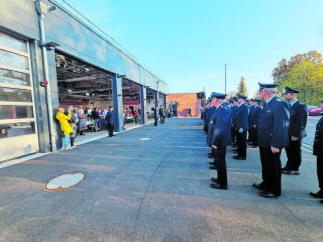 Die Feuerwehren der Gemeinde nehmen Aufstellung vor dem neuen Gerätehaus | Foto: ig