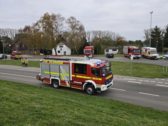 Ein Großaufgebot der Feuerwehren und des Rettungsdienstes aus Niederachsen und Hamburg war bei der Schiffshavarie im Einsatz | Foto: Pressestelle Feuerwehr Seevetal