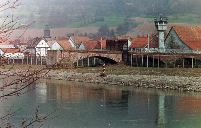 Vor der Grenzöffnung: Verbindungen in den Westen waren gekappt - wie hier die abgerissene Brücke über die Werra | Foto: jd