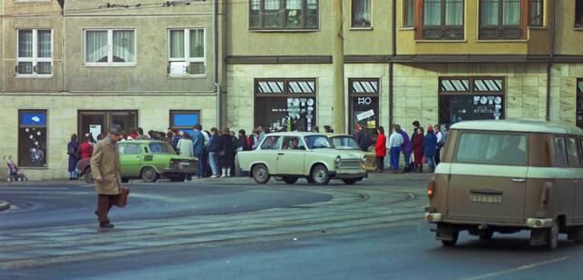 Real existierender Sozialismus: Anstehen vor einem HO-Laden in der DDR | Foto: jd