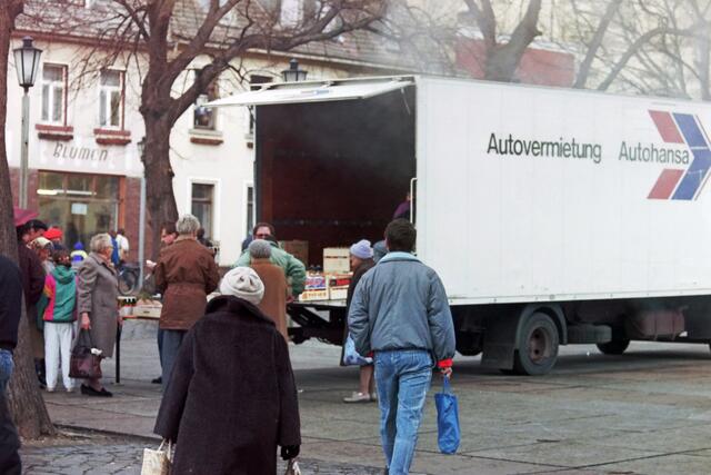 Nach der Maueröffnung verkaufen Händler aus dem Westen frisches Obst und Gemüse in einer ostdeutschen Stadt | Foto: jd