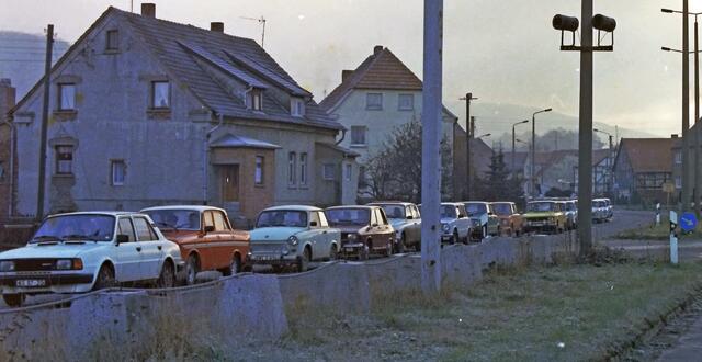 Trabis machen sich auf den Weg nach Westen. In den grenznahen Dörfern gab es stundenlange Staus | Foto: jd
