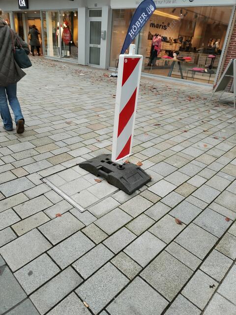 Abgesicherter Stromversorger mit Warnbarke  ein paar Meter weiter..
Warum auch immer. | Foto: Rüdiger Störtebecker