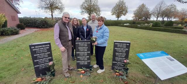 An den Gedenkstelen auf dem Kutenholzer Friedhof (v. li.): Chris Askew,  Debbie Bülau,  Peter Bearne, Frank Hoferichter und Rose Askew | Foto: Bülau