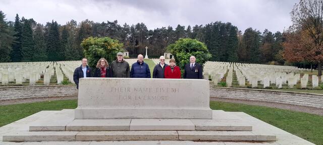 Die Gruppe auf dem Soldatenfriedhof in Becklingen | Foto: Bülau