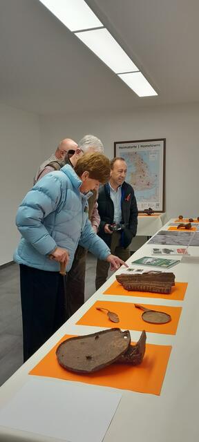Die Heimatforscher zeigen dem Besuch aus England eine Auswahl ihrer Fundstücke | Foto: Bülau