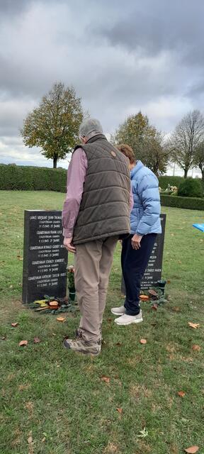 Rose und Chris Askew an den Gedenkstelen für die gefallenen Soldaten | Foto: Bülau
