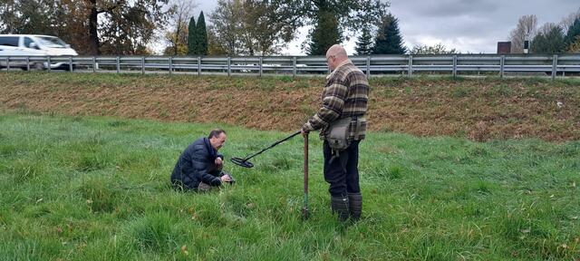 Frank Hoferichter (re.) zeigt Peter Bearne, wie er mit der Sonde nach Metallstücken des Panzers sucht | Foto: Bülau