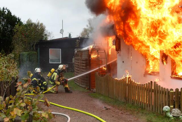 Die Feuerwehr konnte verhindern, dass die Flammen auf benachbarte Gebäude übergreifen | Foto: Lutz Wreide